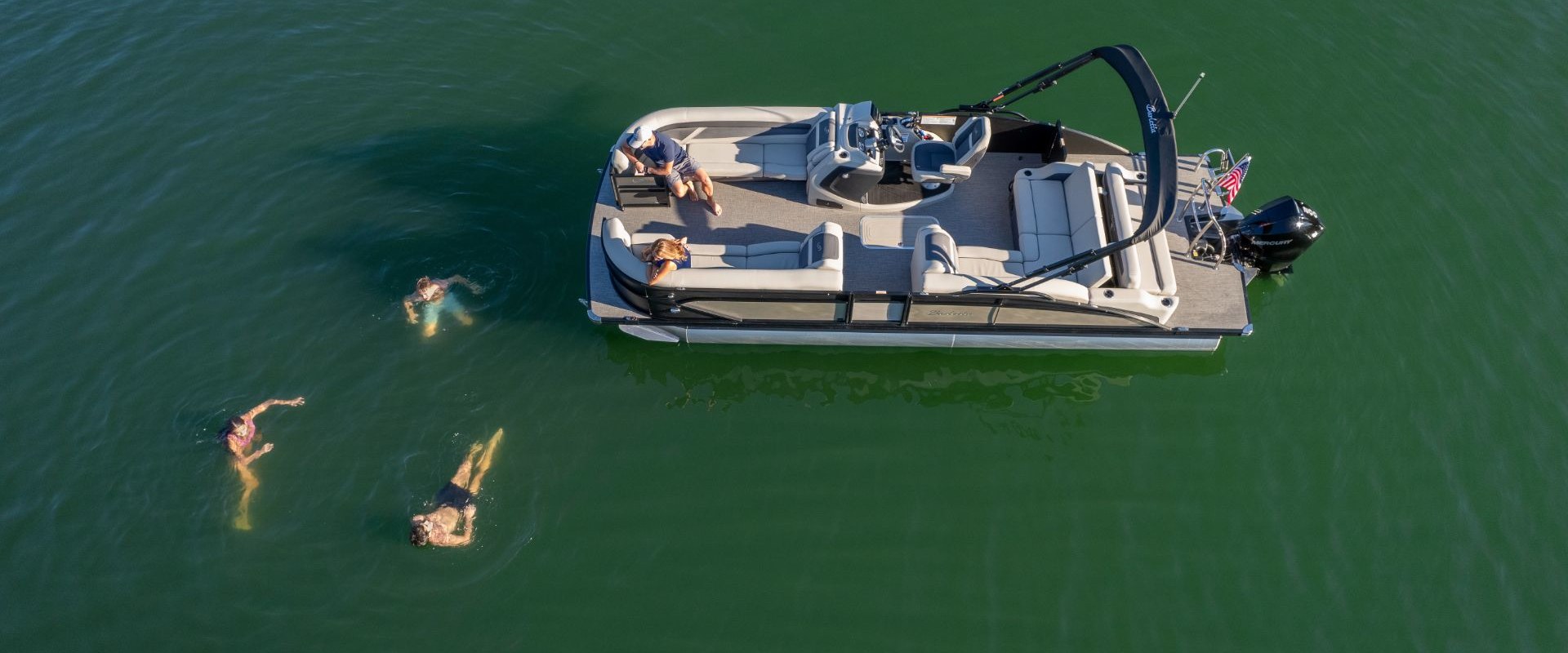 How to Choose the Perfect Pontoon Boat with a Built-in Bar